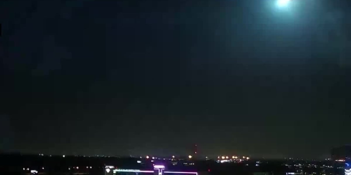 Fireball streaks across southern US, lighting up early morning sky
