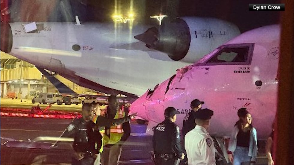 Las autoridades dicen que dos aviones regionales de Delta chocaron en la calle de rodaje en el aeropuerto de Lagardia ...